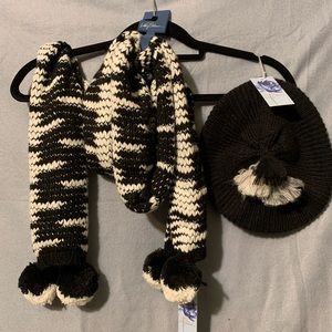 Libby Edelman Hat and Scarf Combo
